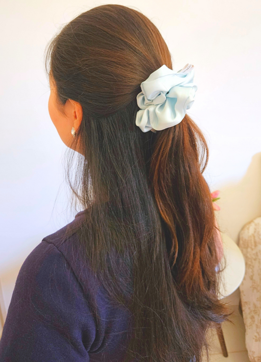 Brisa - Scrunchie de Seda Azul Claro