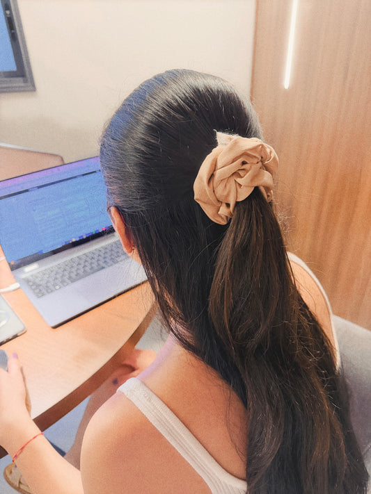 Duna Mini - Scrunchie de Cetim Bege