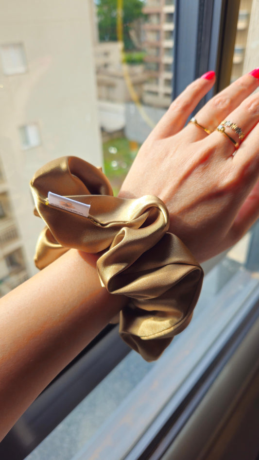 Golden Night - Scrunchie de Cetim Dourado