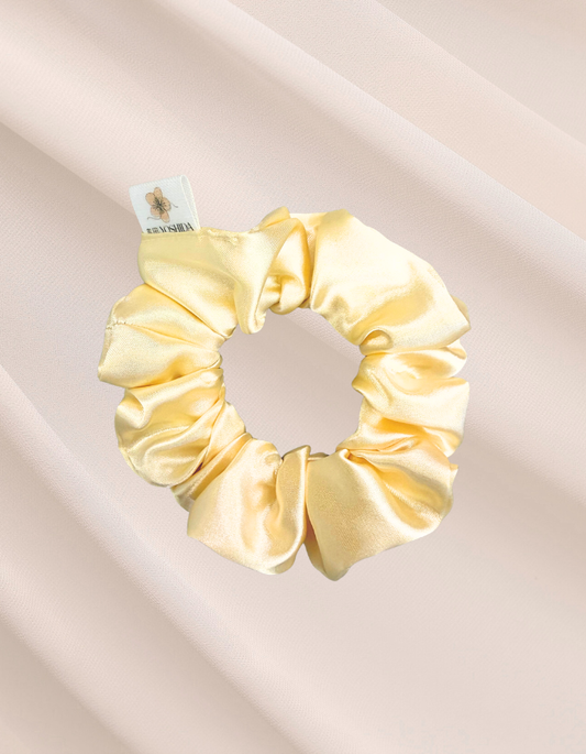 Soft Butter Mini - Scrunchie de Cetim Amarelo Manteiga Claro