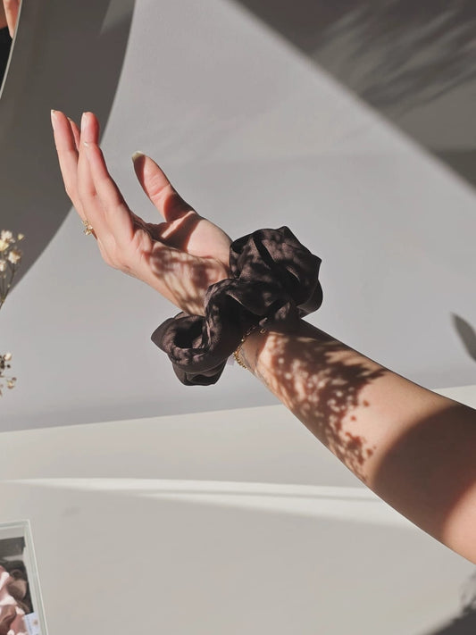Cacau - Scrunchie de Seda Marrom