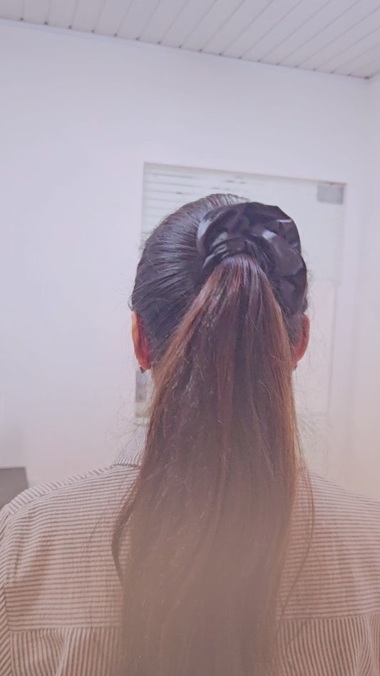 Noite - Scrunchie de Cetim Preto