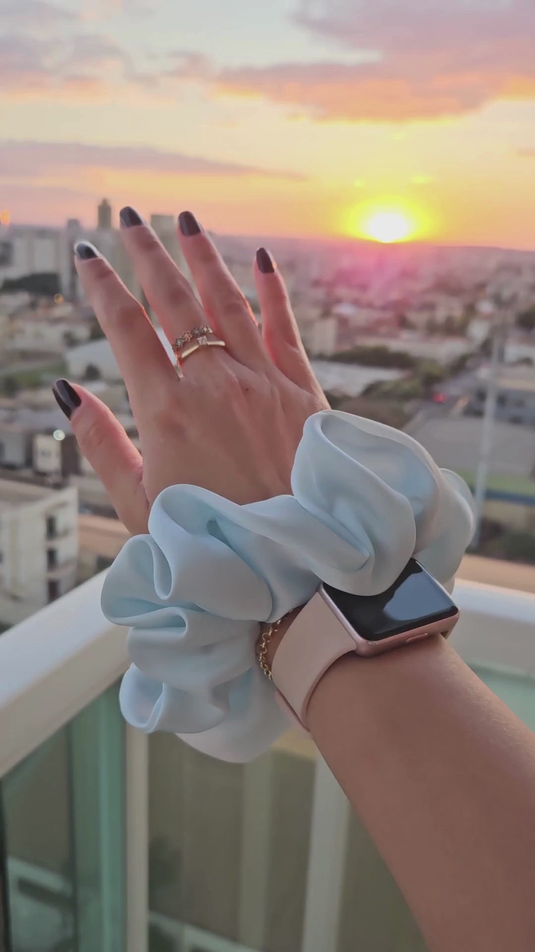 Brisa - Scrunchie de Seda Azul Claro