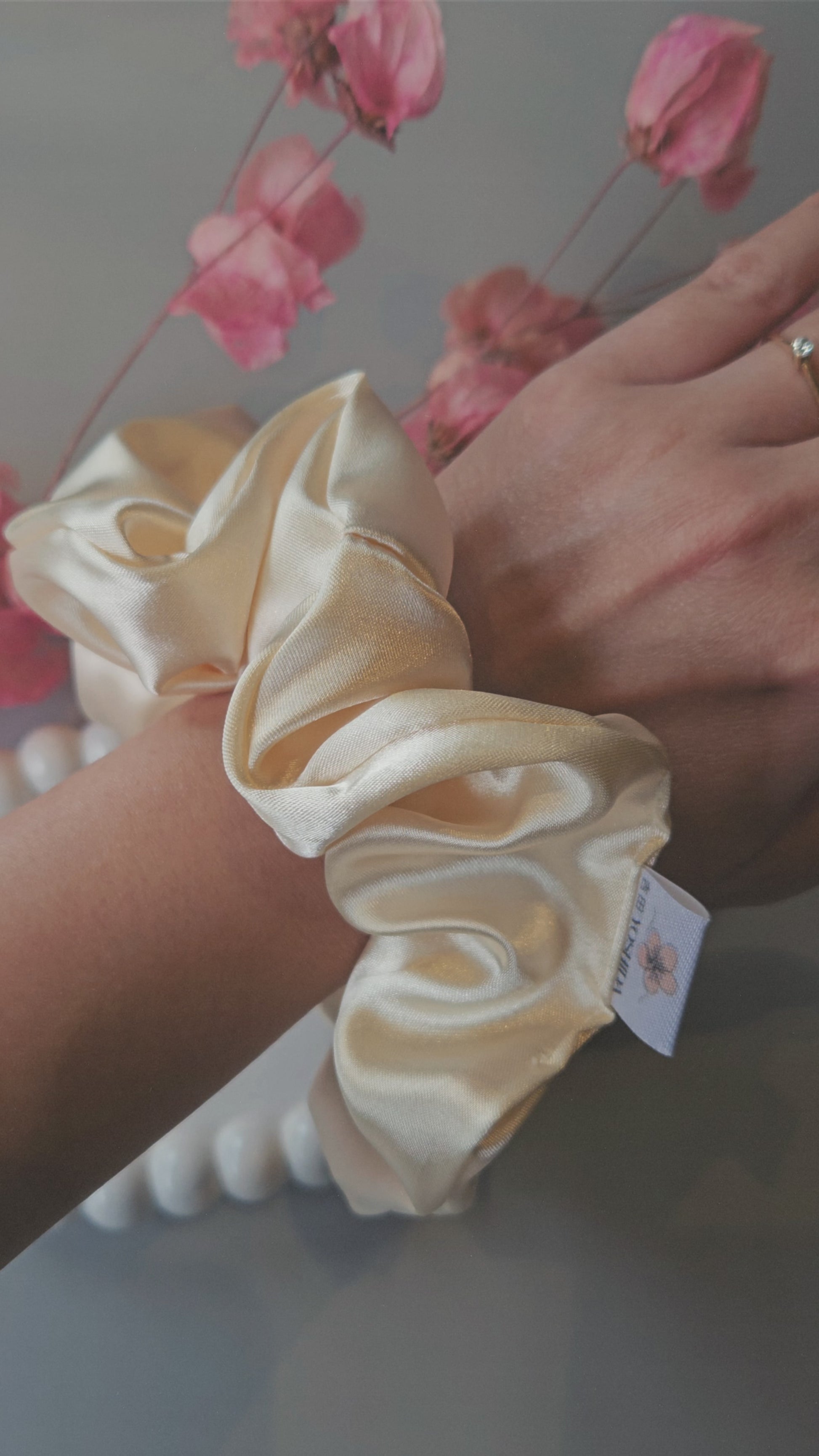 Soft Butter - Scrunchie de Cetim Amarelo Manteiga Claro
