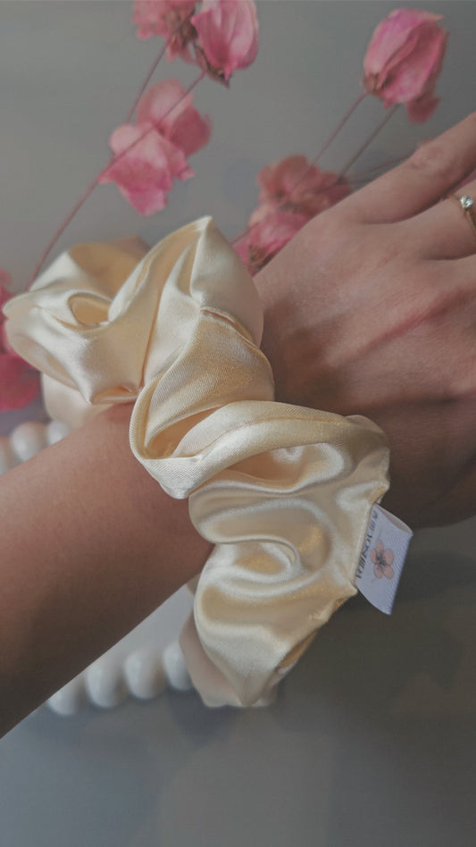 Soft Butter - Scrunchie de Cetim Amarelo Manteiga Claro