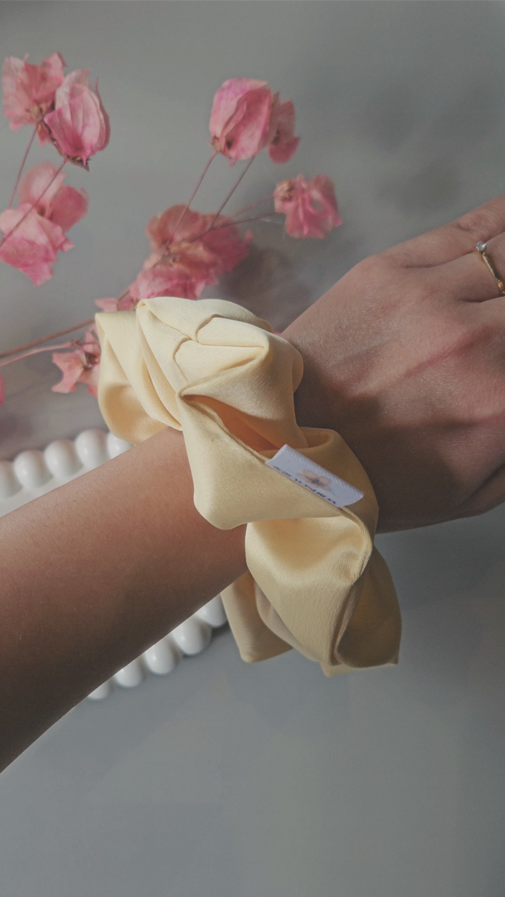Sol Suave - Scrunchie de Cetim Amarelo Manteiga Intenso