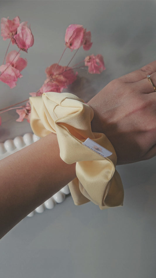 Sol Suave - Scrunchie de Cetim Amarelo Manteiga Intenso